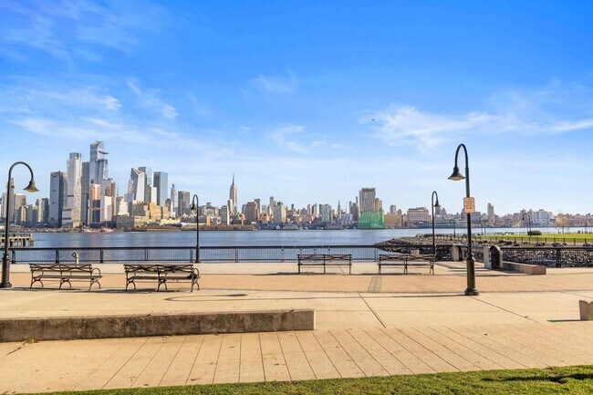 Building Photo - 1000 Maxwell Ln