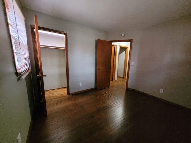 Building Photo - 3 Bedroom, 1.5 Bathroom home with detached garage