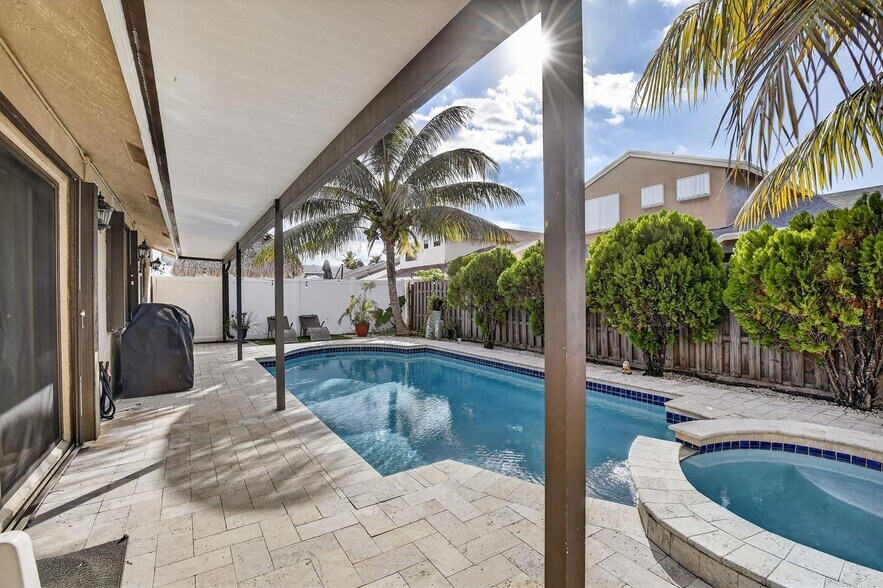 Building Photo - 691 Willow Grove Ter