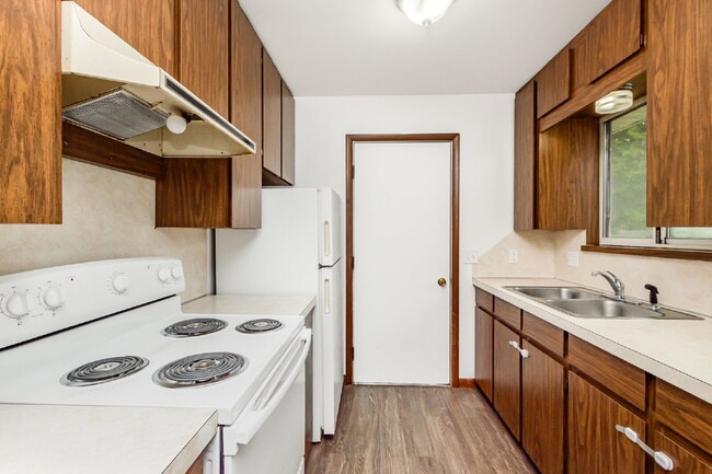 Building Photo - 2- Bedroom Duplex- Only $1100/Month!