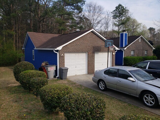 Building Photo - DUPLEX at Summerglen!