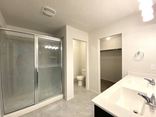 Building Photo - Enchanted Hills - 3BR/2Bath/Backyard Mountantain Views