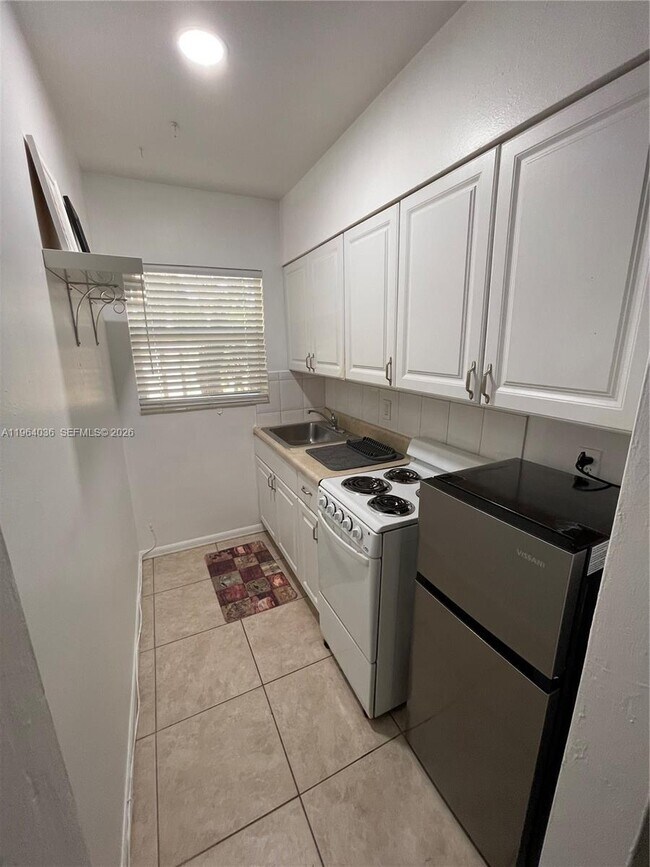 Building Photo - 1717 NE 12th St