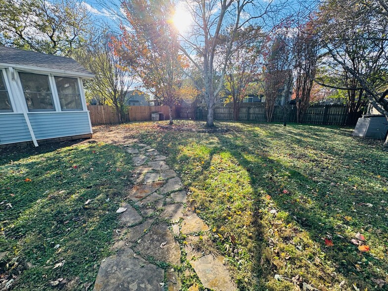 Building Photo - 4300 Brackenwood Dr