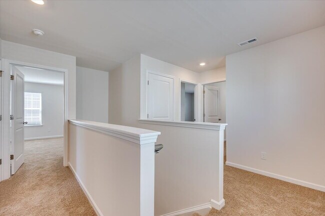 Building Photo - 587 King Clover Ln