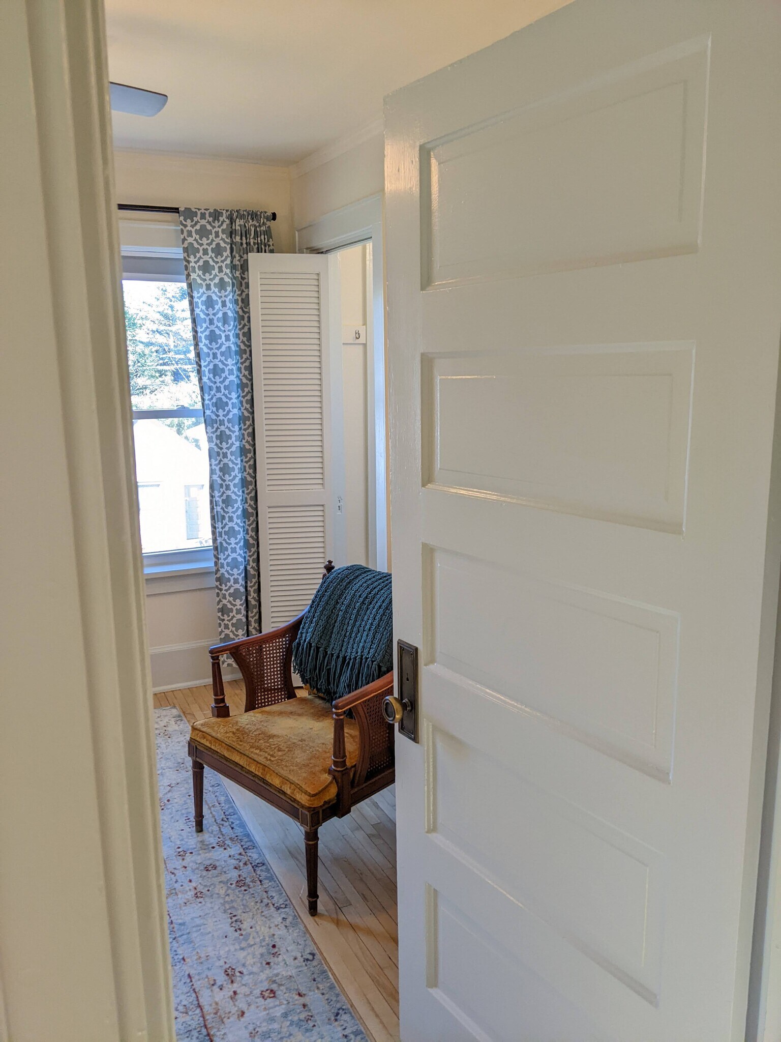 Back bedroom with queen bed - 4419 Cooke St