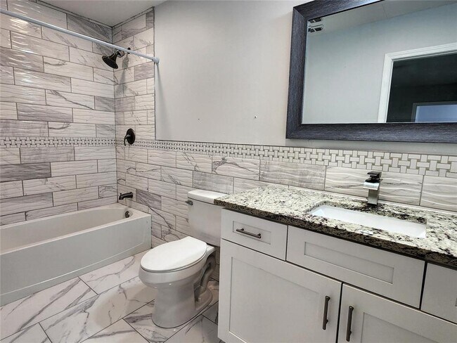 Building Photo - 2617 Pine Tree Dr