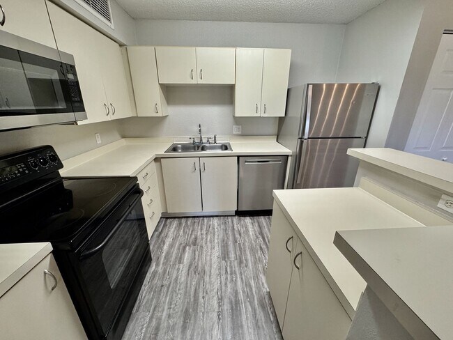 Building Photo - 2/1 Condo in Gated Lakefront Altamonte Com...