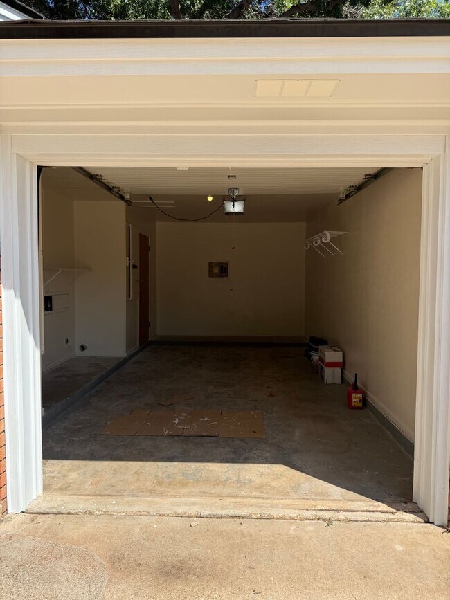 Building Photo - 2410 33rd St