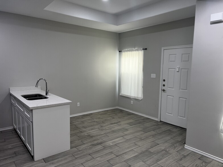 Building Photo - 5908 Sandpiper Ave