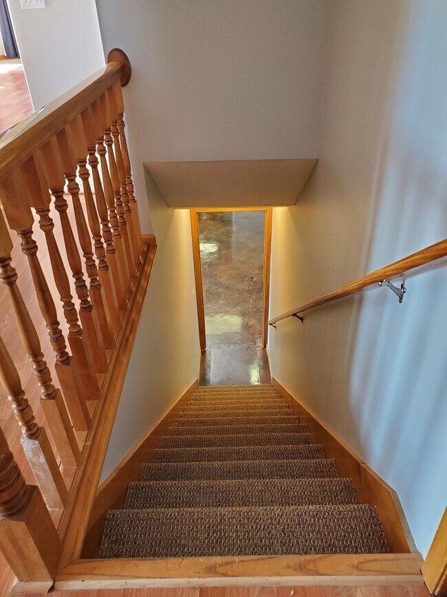 Building Photo - New price! Enjoy country living and seclus...