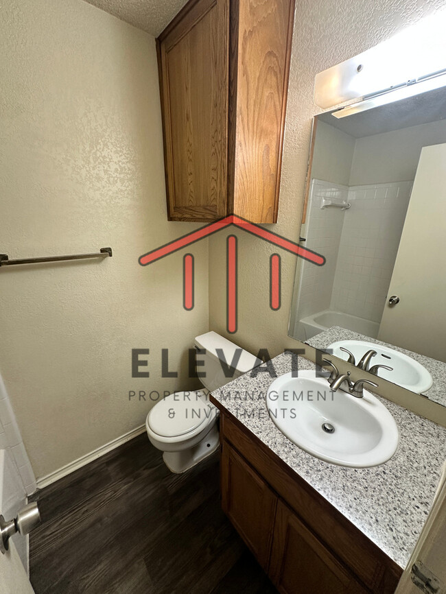 Building Photo - Cozy 2 bed/2bath duplex nestled in Moore E...