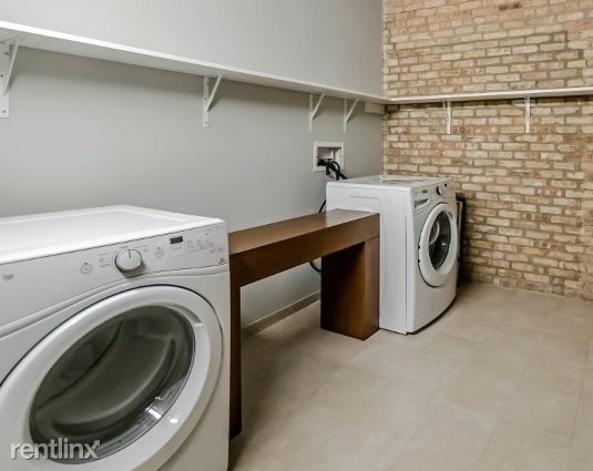 Building Photo - 1 br, 1 bath Apartment - 411 E Illinois St