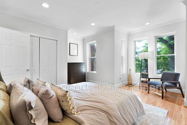 Building Photo - 1037 5th St NE