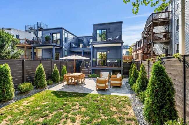 Building Photo - 722 E 5th St