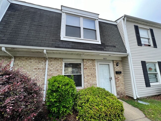 Building Photo - 3 bedroom Townhome in Portsmouth