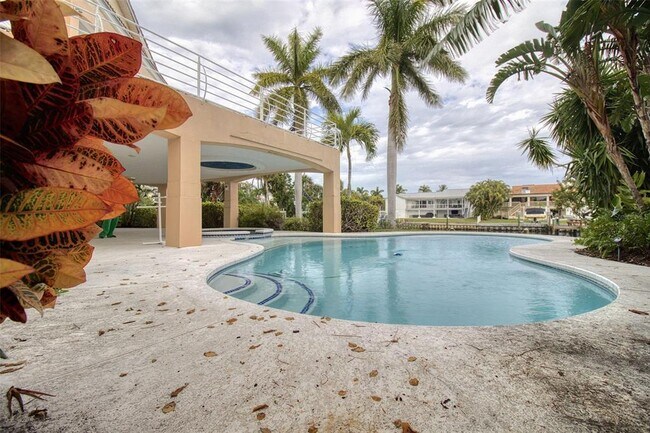 Building Photo - 131 Sands Pt Dr