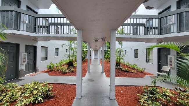 Building Photo - West Palm Beach 1 bedroom 1.5 bath Apartment.