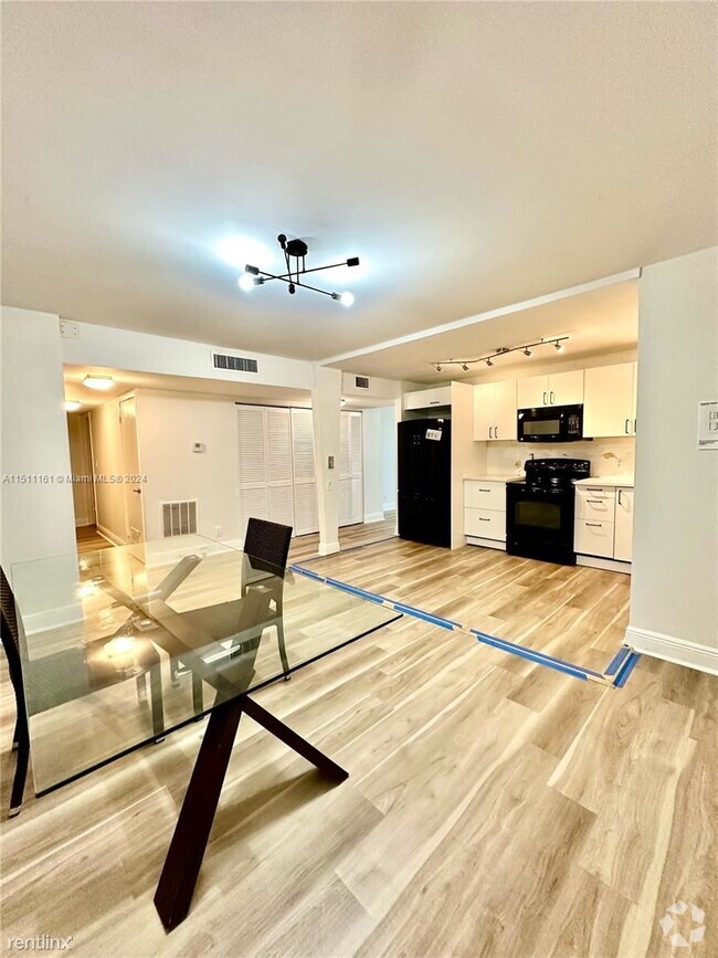 Building Photo - 3 br, 2 bath Condo - 20401 NE 30th Ave # 2...