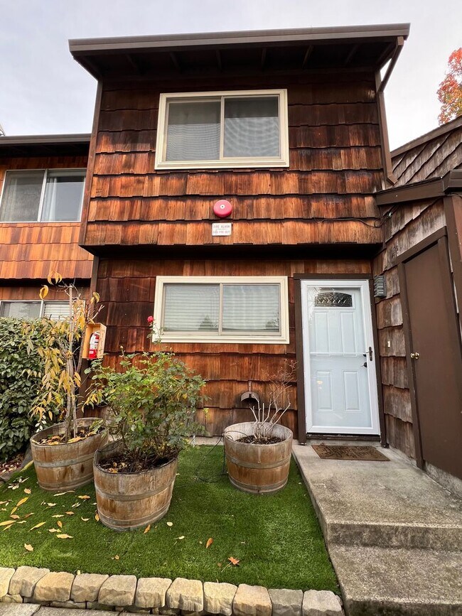 Building Photo - Redwood Park Estates Condo.  Available NOW!