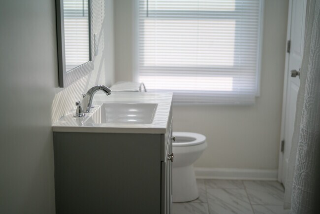 Building Photo - 411 Bromwell Dr