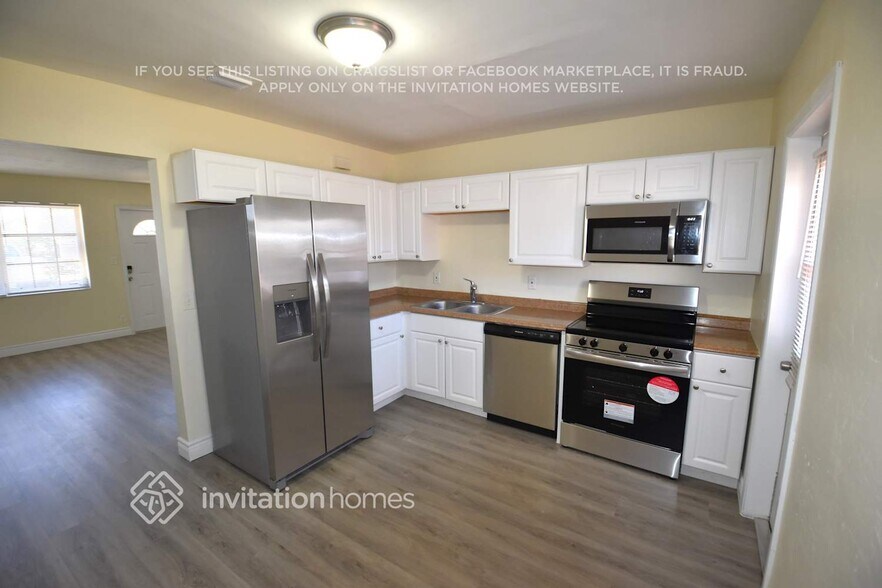 Building Photo - 3700 SW 16th Ct