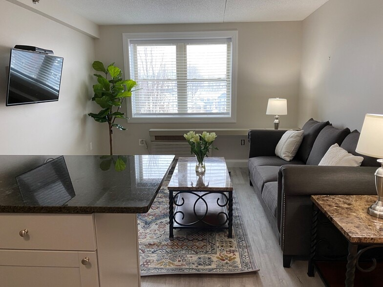 Building Photo - 44 Montvale Avenue