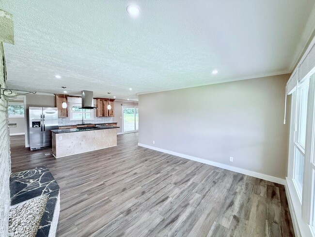 Building Photo - Stunningly Renovated 3 Bed, 2 Bath Home in...
