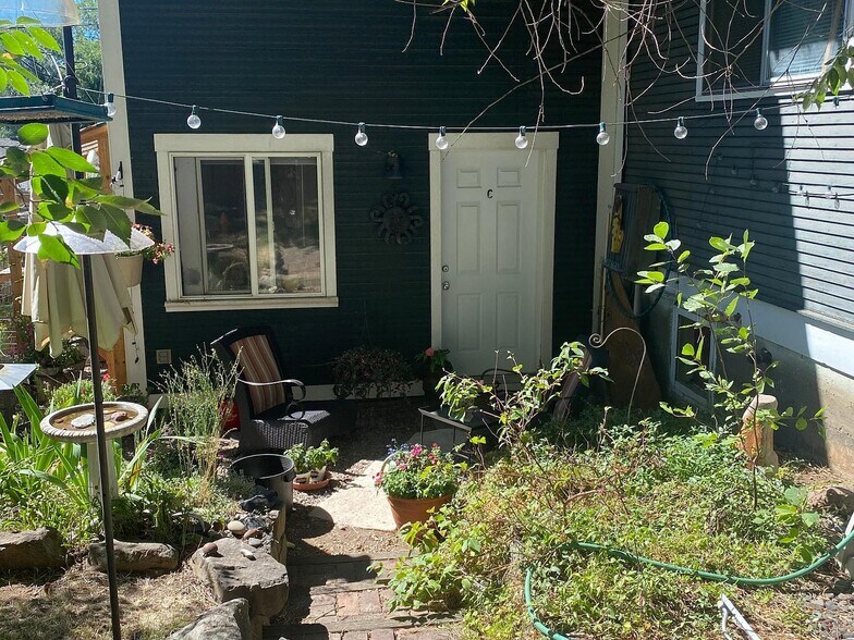 Building Photo - 1031 NW Portland Ave