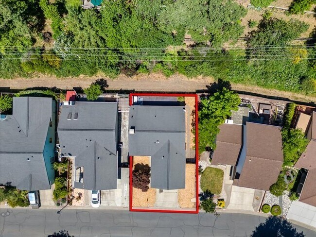 Building Photo - 843 Falcon Way