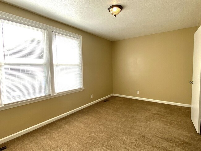 Building Photo - Walk to APSU!! 2 Bed/1.5 Bath! No carpet on main level!