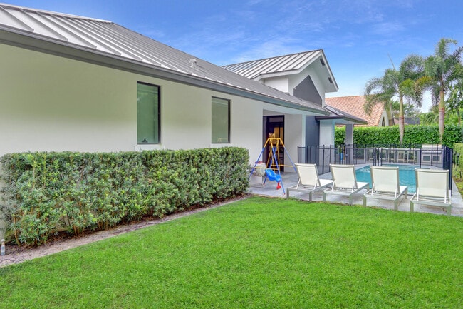 Building Photo - 5789 Hamilton Way