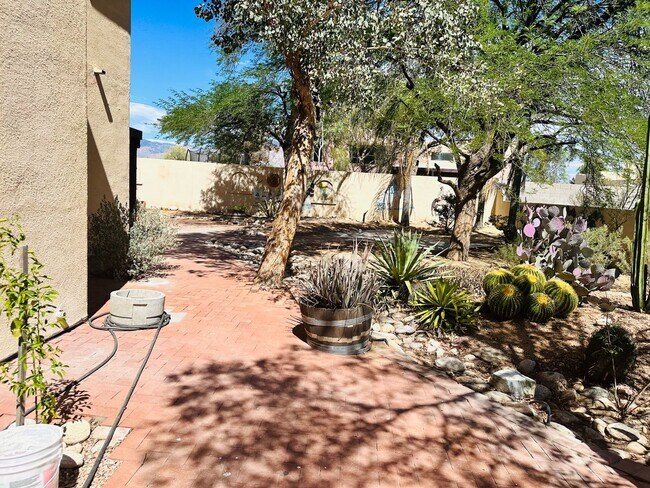 Building Photo - Beautiful Santa Fe Home on Large Corner Lot!