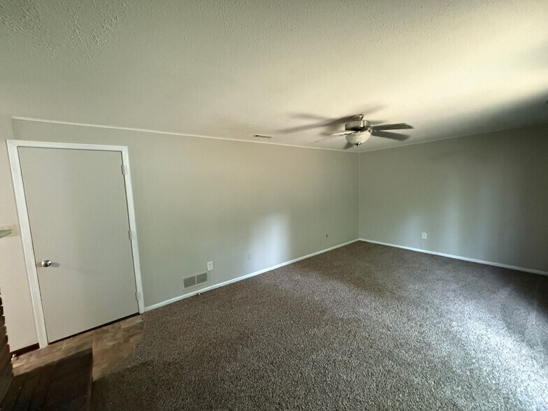 Building Photo - 5720 Lionel Dr