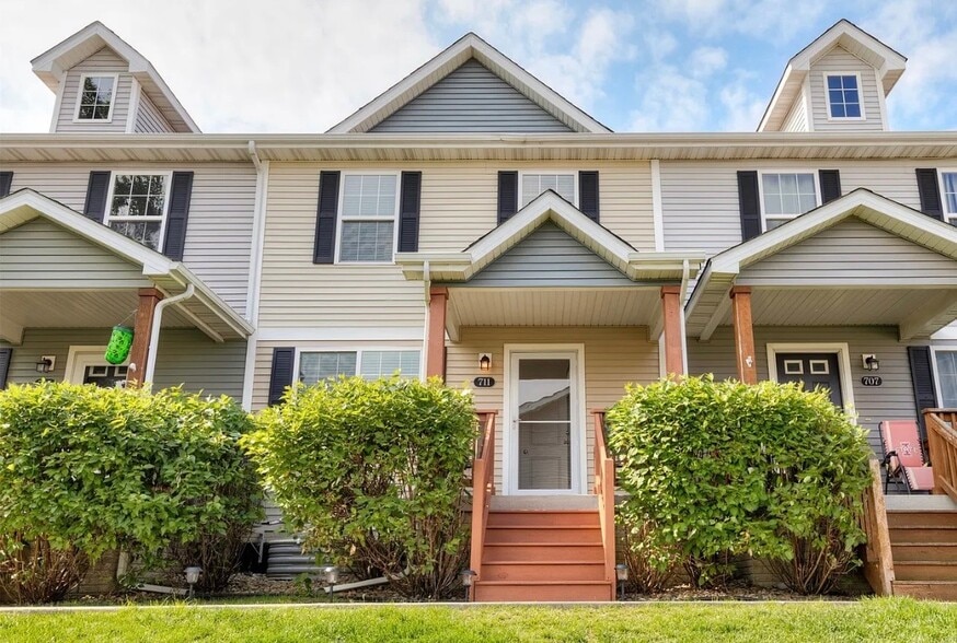 Primary Photo - 711 Newport Pl