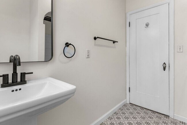 Building Photo - Wood Street Charmer - 3 Bed / 2 bath (Front House)