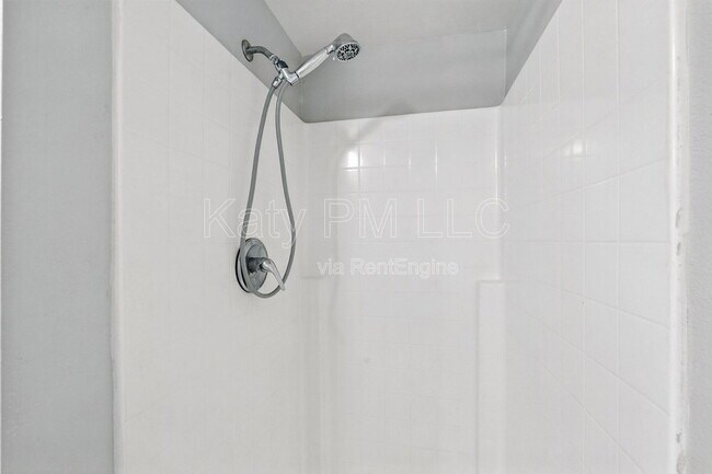 Building Photo - 1005 E 8th St