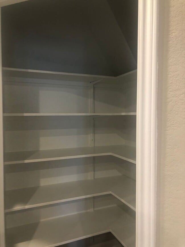 Building Photo - -=Available April 2026=-  4BR/2BA w/ Fenced Yard + Covered Parking in Hutto, TX