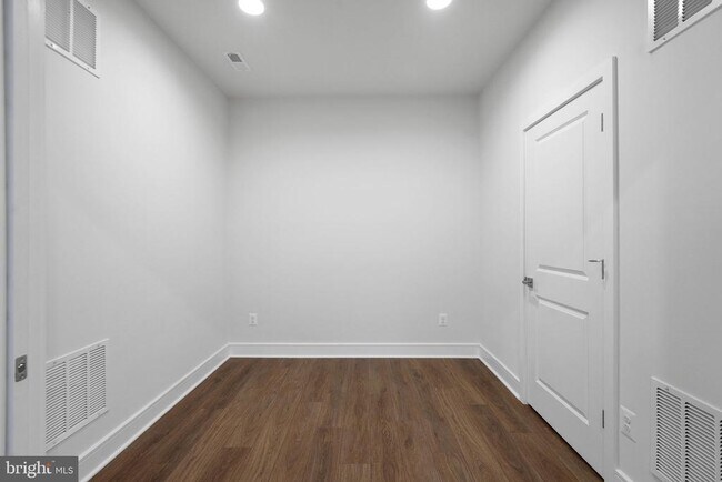 Building Photo - 43421 Farringdon Sq