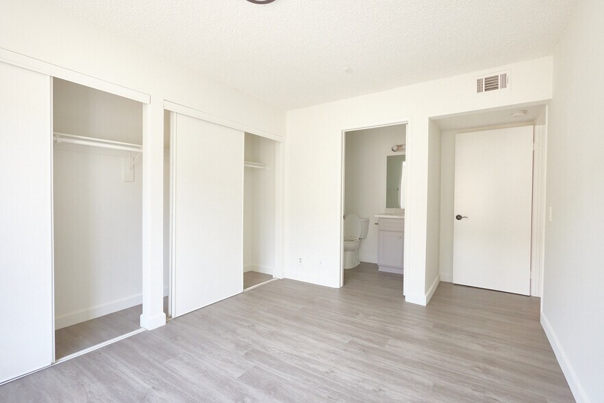 Building Photo - 4619 Rosewood Ave