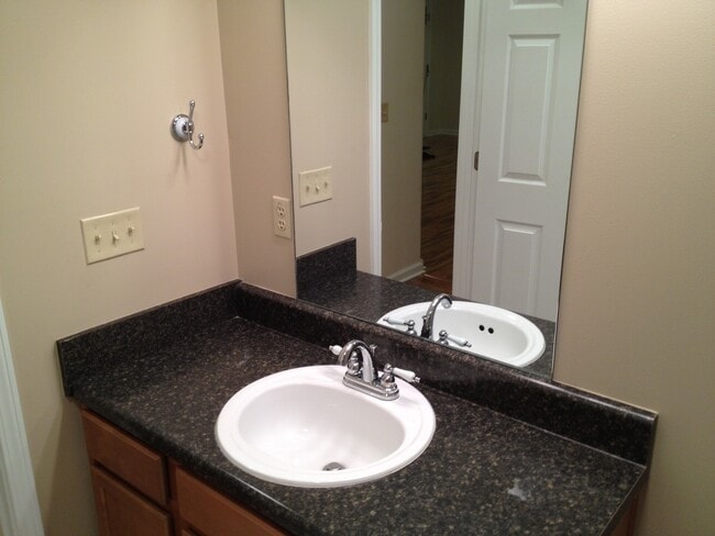 Building Photo - Fabulous 3 bed/2 bath home in PRIME BROOKH...