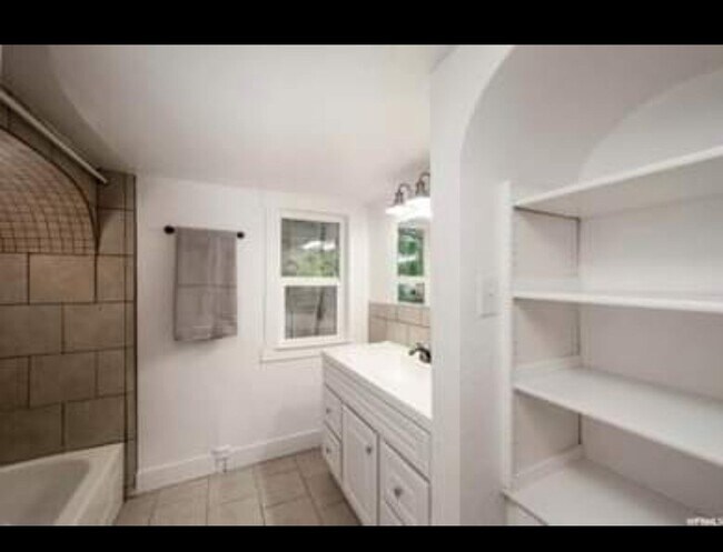 Building Photo - 11 N 300 W