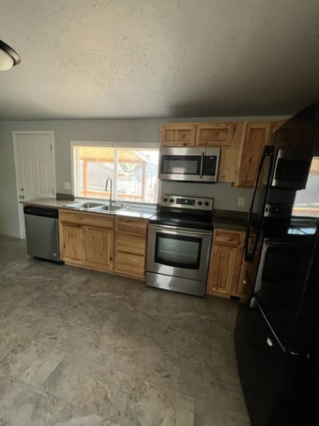 Building Photo - Large 3 Bedroom 2 Bath with Fenced Yard