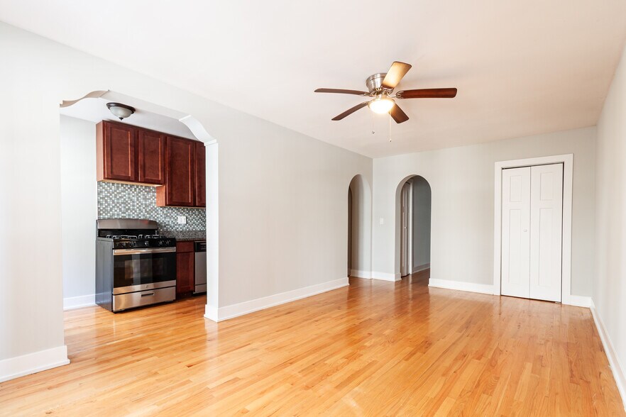 Building Photo - 435 W Roscoe St