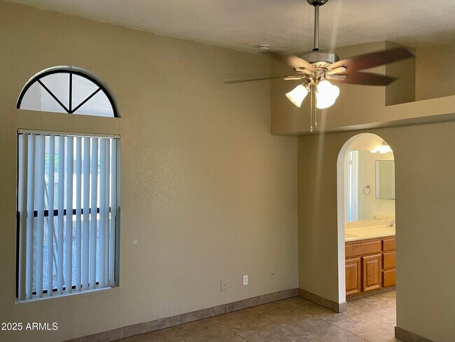 Building Photo - 6502 W Paradise Ln