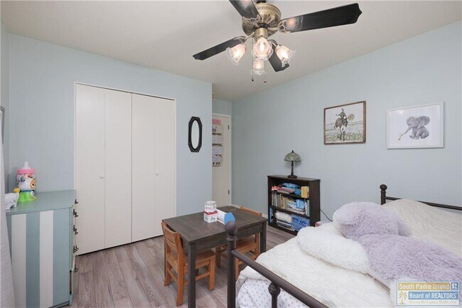 Building Photo - 505 W Esperanza Ave