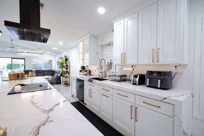 Building Photo - 2257 W Roy Rogers Rd