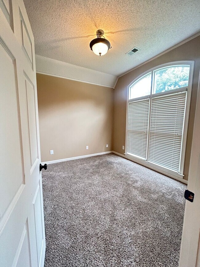 Building Photo - 4 BEDROOM/2 BATH HOME + Bonus Room in Rive...