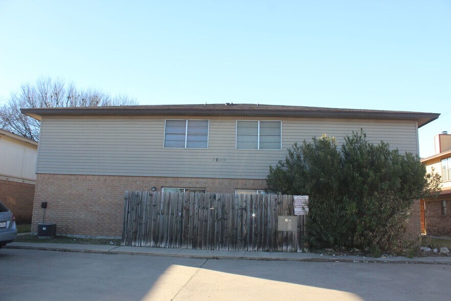Building Photo - 3609 Hereford Ln