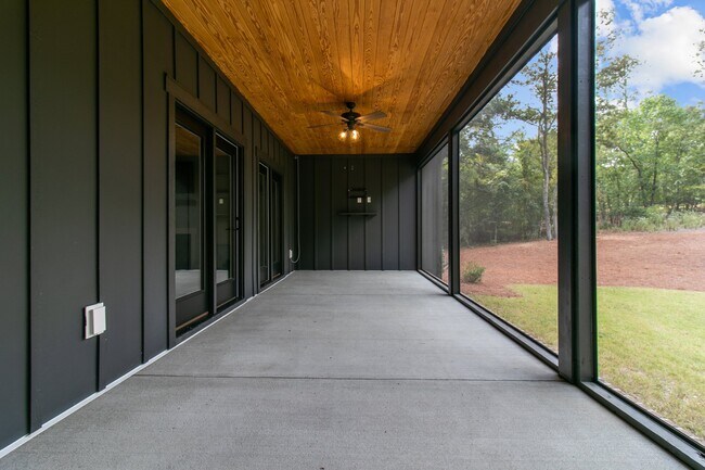 Building Photo - 14 Wisteria Way